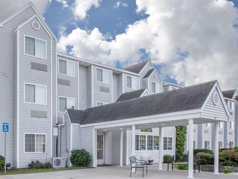 Microtel Inn And Suites Manistee Exterior foto