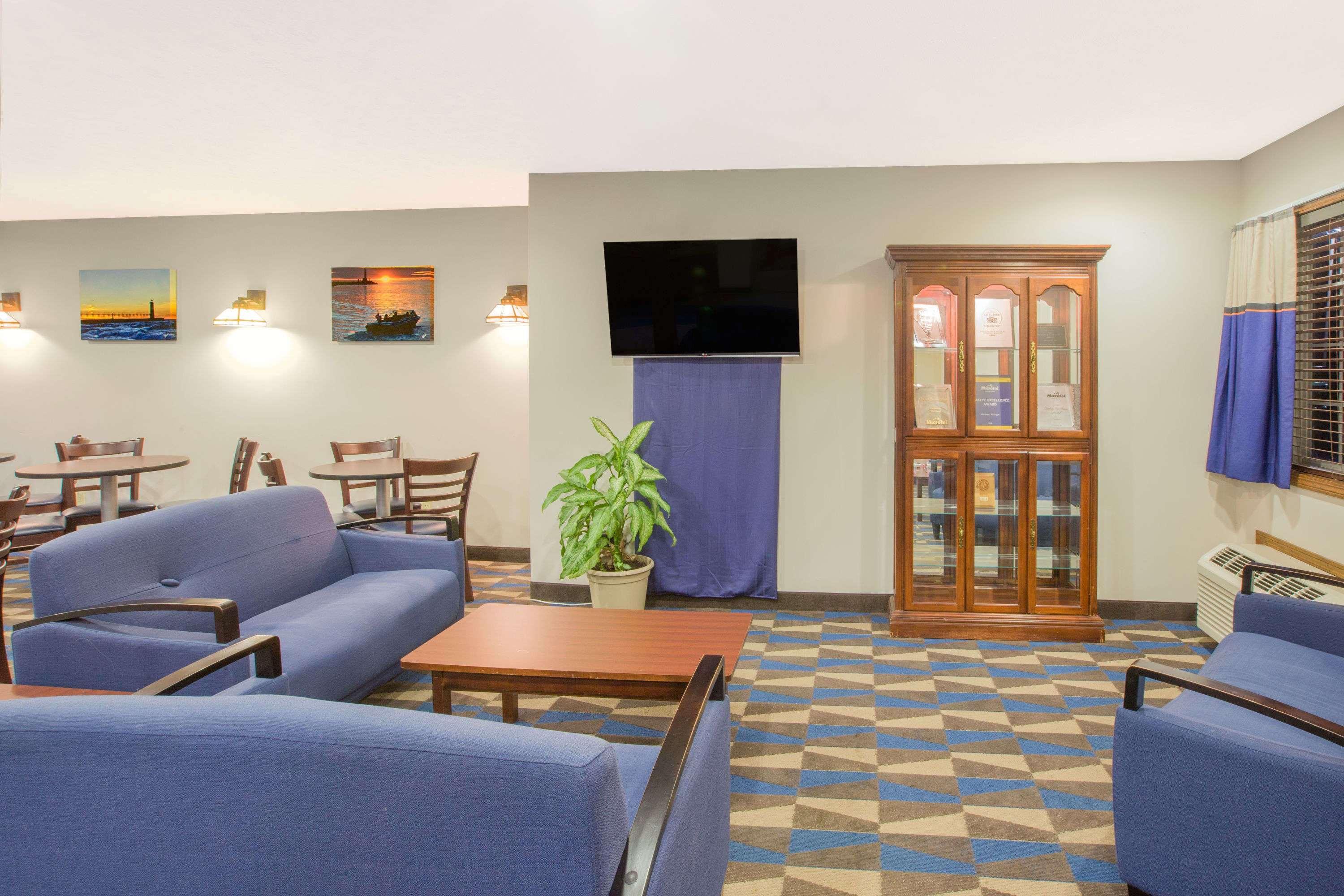 Microtel Inn And Suites Manistee Exterior foto