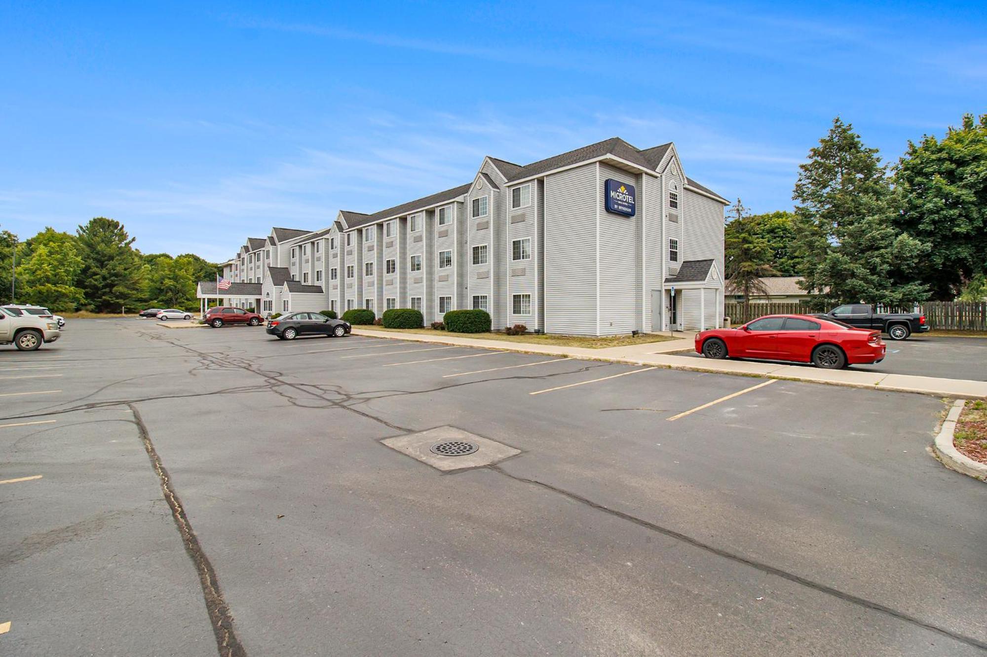 Microtel Inn And Suites Manistee Exterior foto